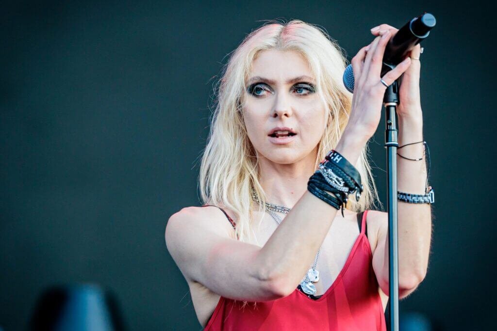Taylor Momsen: Wiki, Age, Net Worth, Career, Personal Life & More Taylor Momsen: Wiki, Age, Net Worth, Career, Personal Life & More